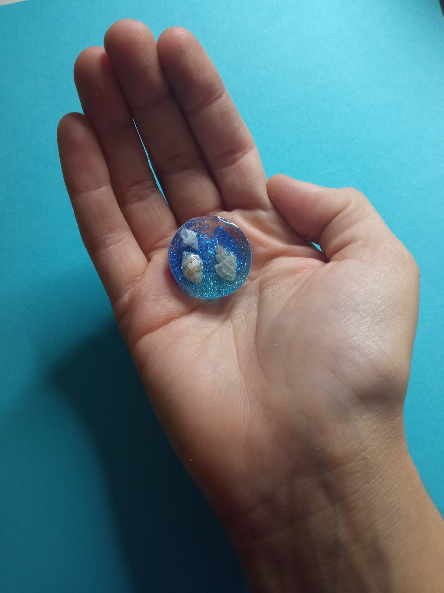 LlamameLucky's tweet photo. ¿Queréis regalar algo especial ? ESTOY HACIENDO COLLARES MUY BONITOS CON RESINA ¿ME OIS GRITAR ? ESTAN BARATOS SOLO PREGUNTARME ❤️🥰 #HELPTHEARTIST https://t.co/0qxtgUsQMw