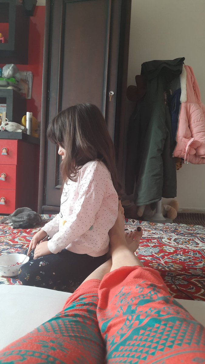 Gr8talkative's tweet photo. داداشه اتاق بالای راه پله‌ها رو راه انداخته که یه فضای امن و اروم برای انجام کارام داشته باشم. چرا؟ چون پایین که باشم این پدرسوخته‌ها تمام وقت عمه عمه عمه عمه می‌کنند.
حالا من اومدم بالا و این اوضاعمه!!
یه تیکه رفتم پایین دستشویی اومده در دستشویی رو باز کرده که بیا بریم بالا!! https://t.co/QtSKZrophs