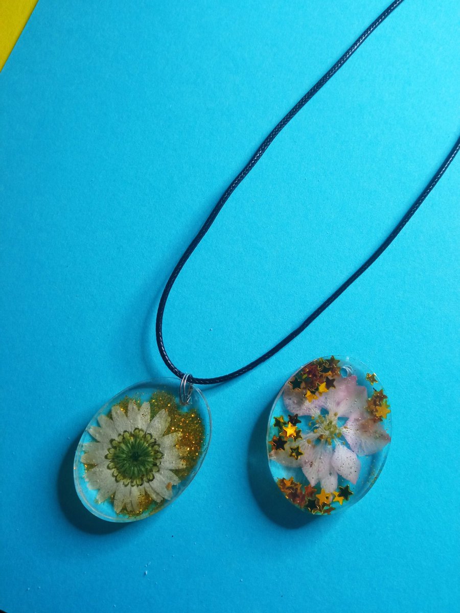LlamameLucky's tweet photo. ¿Queréis regalar algo especial ? ESTOY HACIENDO COLLARES MUY BONITOS CON RESINA ¿ME OIS GRITAR ? ESTAN BARATOS SOLO PREGUNTARME ❤️🥰 #HELPTHEARTIST https://t.co/0qxtgUsQMw