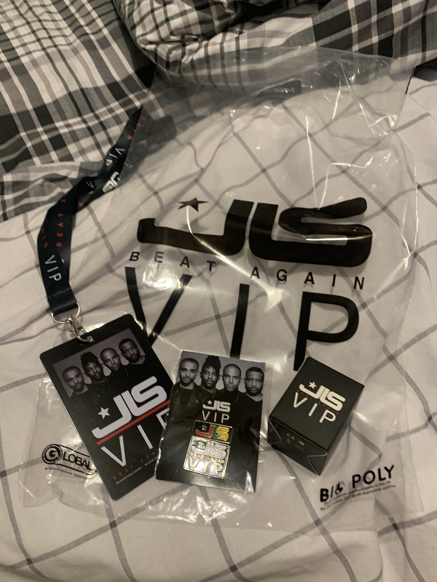 Ok so what im going to do it out everyone’s names into a randomiser so it’s fair way to pick! as I already have the VIP pack, I’m going to give away my speaker, lanyard and pins. If you want a chance to win, RT (so more people can enter if they wish!) and tweet me your name x