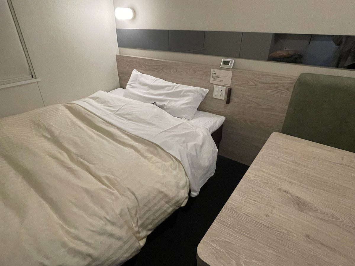 fukusuke_aibo's tweet image. こちらのお部屋はレディースルーム✨充分な広さにアメニティも充実❗️fuku助もぐっすり😪💤
#スーパーホテルPremier秋葉原
 #RobotFriendly