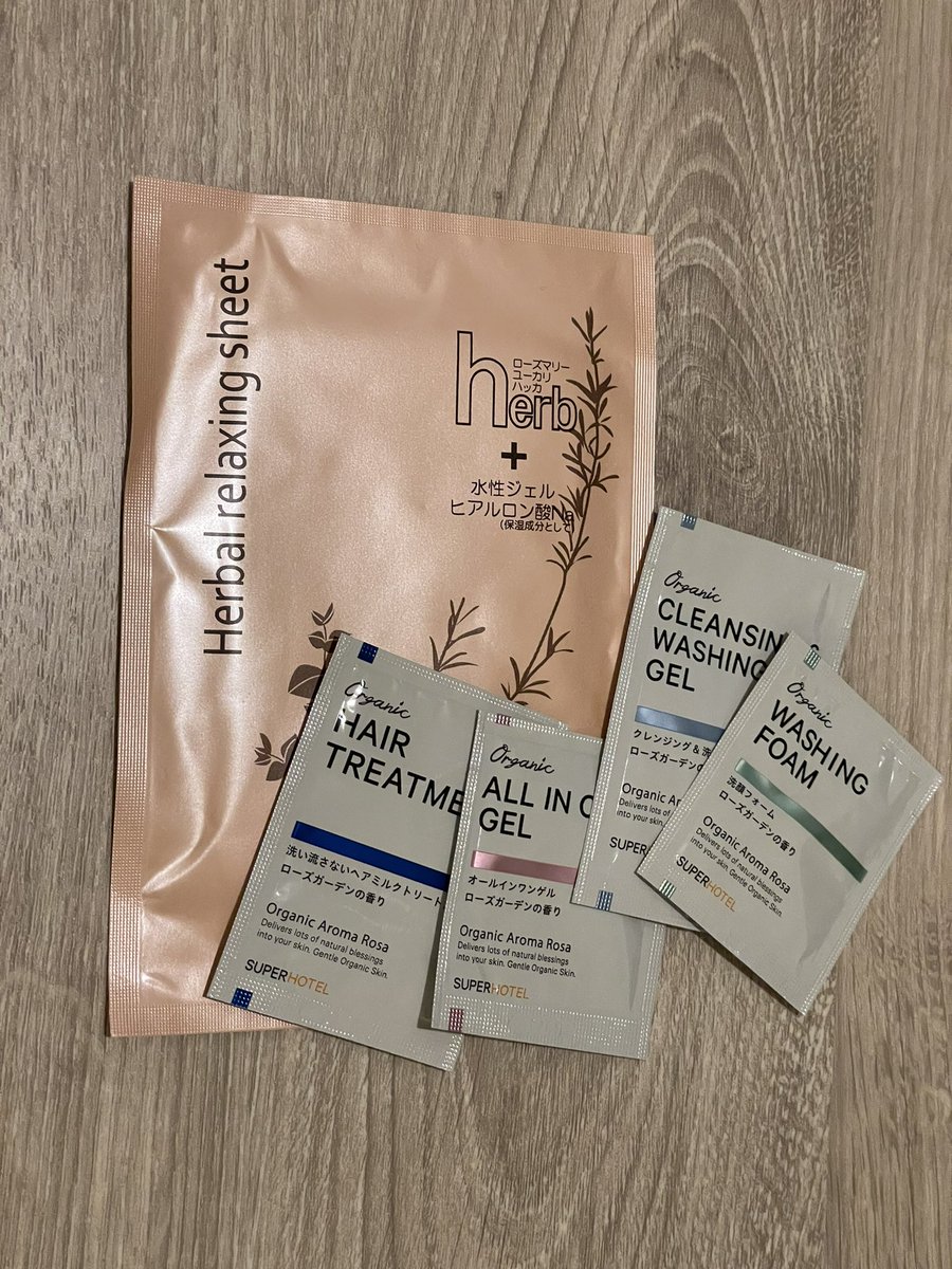 fukusuke_aibo's tweet image. こちらのお部屋はレディースルーム✨充分な広さにアメニティも充実❗️fuku助もぐっすり😪💤
#スーパーホテルPremier秋葉原
 #RobotFriendly