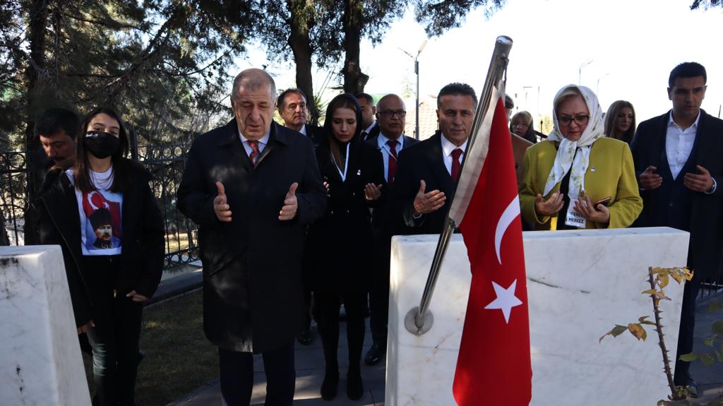 zaferpartisi's tweet photo. Genel Başkanımız Ümit Özdağ ve Zafer Partisi heyeti, Eskişehir İl Başkanlığı açılışı öncesi Kanlıpınar Şehitliği’ni ziyaret etti. Aziz şehitlerimizin ruhuna dualar okuyan Özdağ, vatanı onlara borçlu olduğumuzu söyledi. https://t.co/wOgRNFwMrx