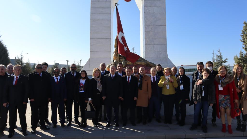 zaferpartisi's tweet photo. Genel Başkanımız Ümit Özdağ ve Zafer Partisi heyeti, Eskişehir İl Başkanlığı açılışı öncesi Kanlıpınar Şehitliği’ni ziyaret etti. Aziz şehitlerimizin ruhuna dualar okuyan Özdağ, vatanı onlara borçlu olduğumuzu söyledi. https://t.co/wOgRNFwMrx