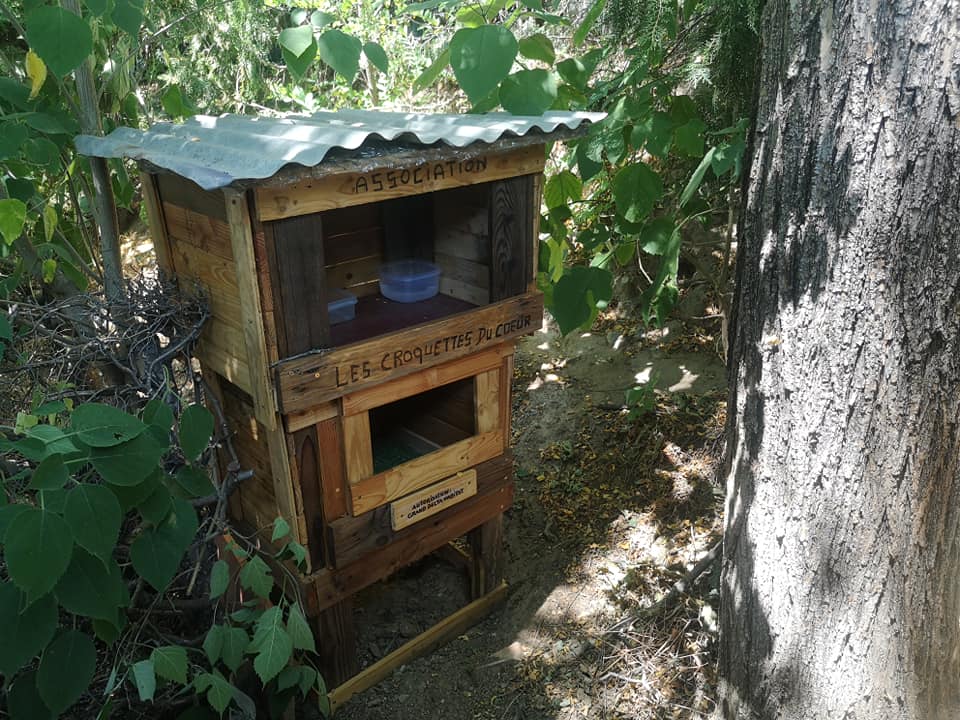 ronique63's tweet photo. Un resto du cat en haut chatbanon en bas...pour donner un peu de confort aux chats libres (entendons par "libres" des pauvres chats abandonnés par l humain..)toujours en recuperation palettes polysthyrene tole papier bulle planches diverses..PENSEZ Y ..l hiver arrive.. https://t.co/PKFSH4IDyP