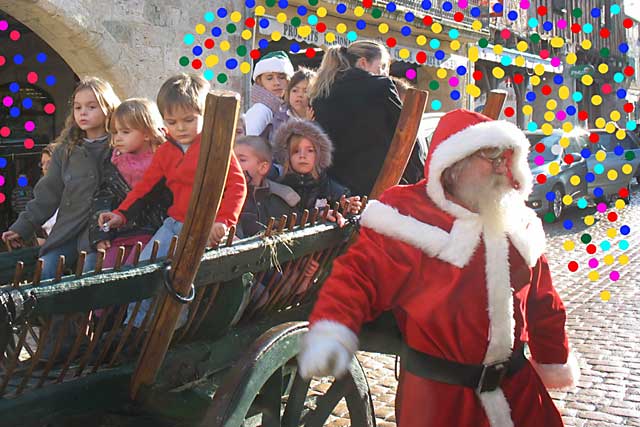 villerealinfos's tweet photo. MARCHÉS DE NOËL ET JOUR DE L'AN - À Villeréal, les marchés des samedis 25 et 1er janvier  seront déplacés aux vendredis 24 et 31 décembre 2021... https://t.co/LWymHuGPDf https://t.co/5l7ekR56C3