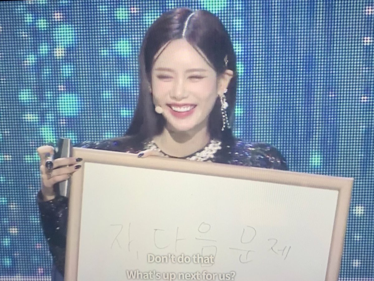 FCQRIVN's tweet photo. Her smile~~~ ㅠㅠㅠㅠ https://t.co/ufWT18IlTc