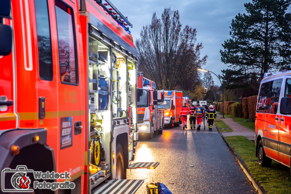 WaldeckFoto's tweet photo. #EinsatzAktuell - #Feuer in #Hamburg #Sasel - 3 Menschen durch Rauch und Feuer verletzt. Es brannte eine Heizdecke auf dem Bett. Mehr auf: https://t.co/XQR7b7DjLx https://t.co/zDWe7x7fL9