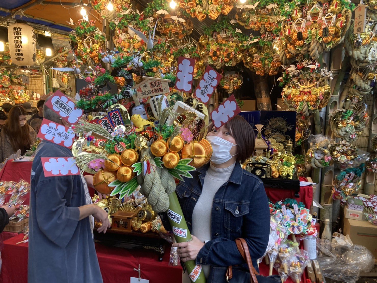 沖 有美子 今年も花園神社の酉の市に 今年で8回目 すごい人混みでビックリ 毎年熊手大きくしていたらかなりの大きさになってきた 酉の市 二の酉 熊手 商売繁盛 花園神社 T Co Cjk3nqgwup Twitter