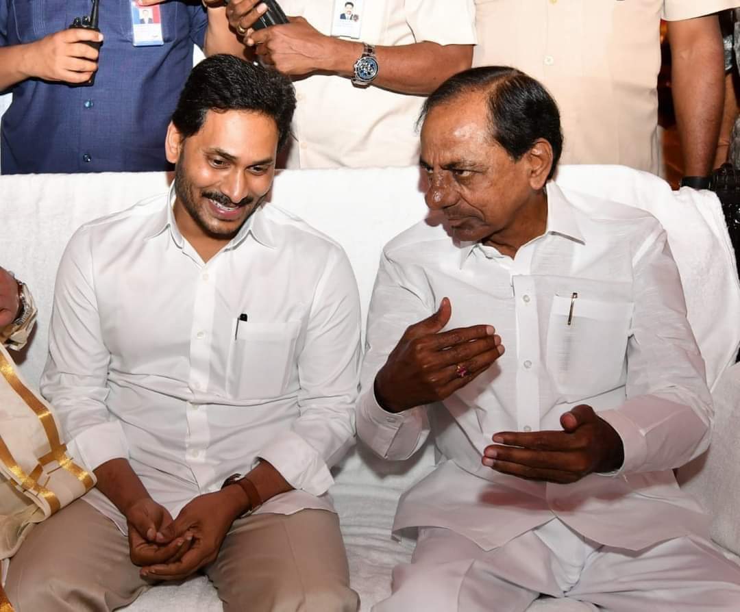 Mangalagiri_'s tweet photo. #AP_CM ఓఎస్డీ పి.కృష్ణమోహన్ రెడ్డి గారి కుమారుడి వివాహా వేడుకకు హాజరైన #AP #CM @ysjagan గారు, #తెలంగాణ #CM #KCR గారు శంషాబాద్ అవుటర్ రింగ్ రోడ్ VNR ఫార్మ్స్ లో జరిగిన వేడుకలో వధువు,వరులను ఆశీర్వదించిన ఇరువురు ముఖ్యమంత్రులు
#APCMYSJagan
#CMKCR
#Team_RK https://t.co/lWdhK7o63v