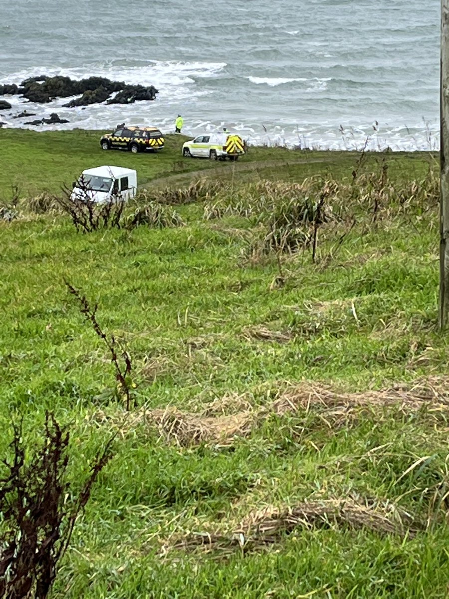 An eventful day on a remote beach today when a big block of white phosphorus was amongst the usual plastic, twine and seaweed. Coastguards called, ordnance disposal team dispatched and 💥#beachcombing #DANGEROUS #WW2 #ordnance