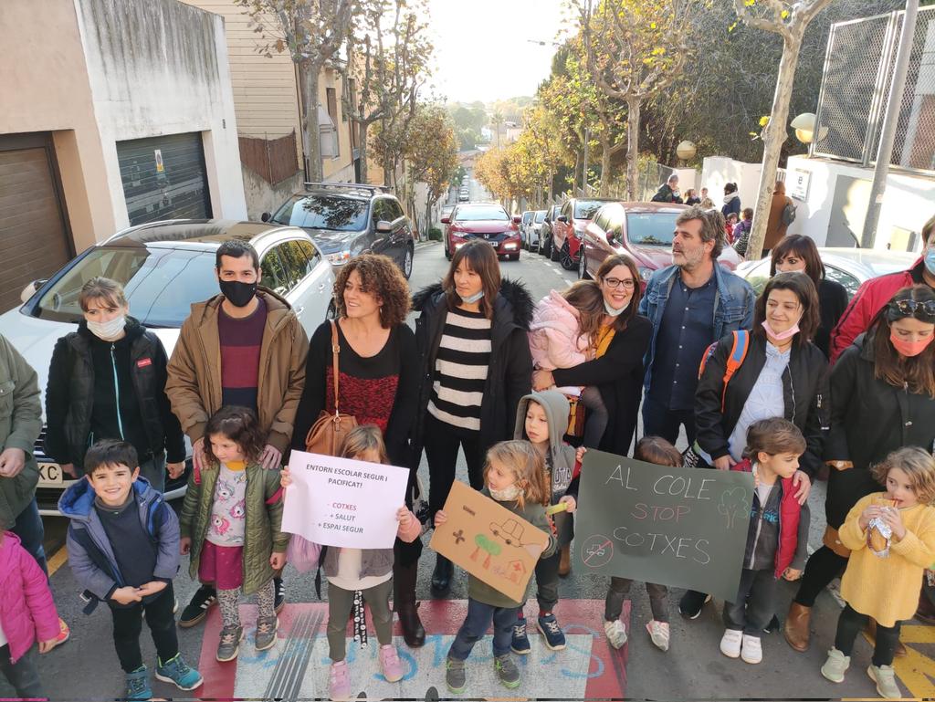 Realment cal que els cotxes ocupin els carrers de les escoles?    

💫Pels petits i petites, comencem a sumar signatures per pacificar els carrers de les nostres escoles. Entrada i sortida mínim. Esperem que s'estengui a tot El Masnou.🚲👣🫀🐕🌳🍁🦾