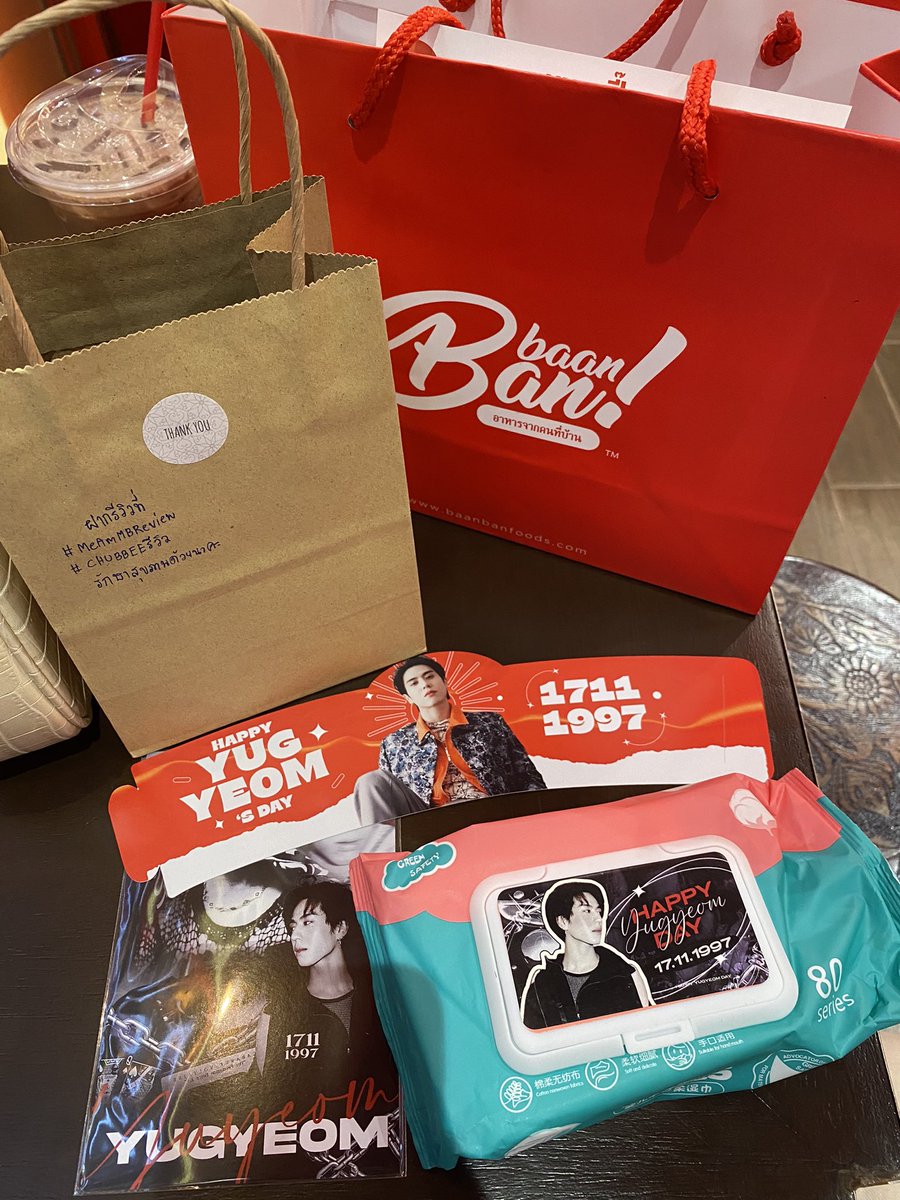 sugarxbunnie's tweet photo. แวะมาซื้อขนมร้านประจำ พนักงานเอาเซตของขวัญมาให้ตอนแรกงงๆ 555555 แจกเยอะมากๆๆเลยค่า ชอบทิชชู่เปียกมาก ขอบคุณนะค้า 💖💖 #MeAmMBReview #CHUBBEEรีวิว https://t.co/6J1rkCiKfm