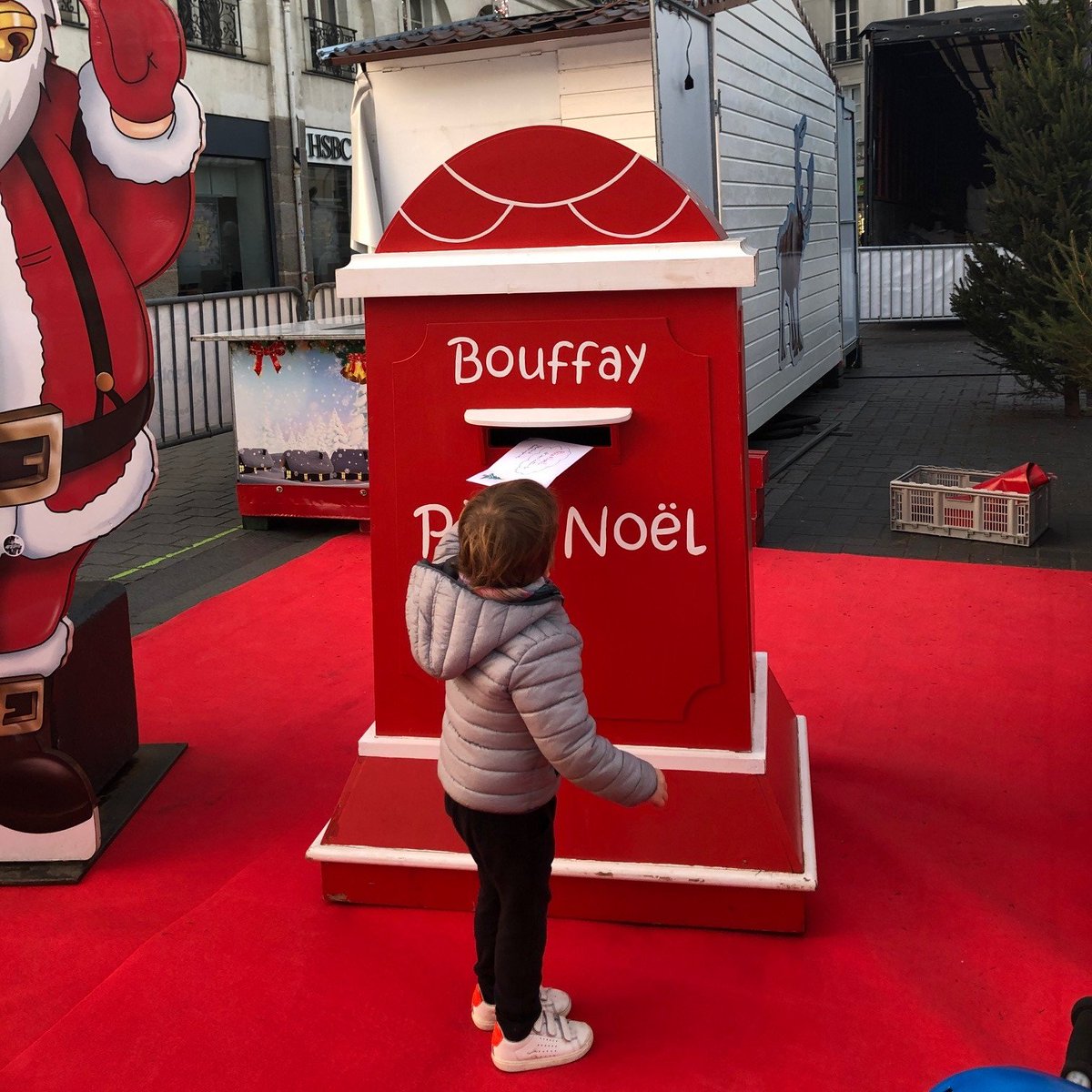 C'est officiel la succursale de la Poste du Père #Noël 🎅a ouvert Place du #Bouffay ☺️! Une opération co-organisée par la Commune Libre du Bouffay et la Ville de #Nantes 🎄 ! #Nantesenfete ✨
fb.me/e/3cOr769pc