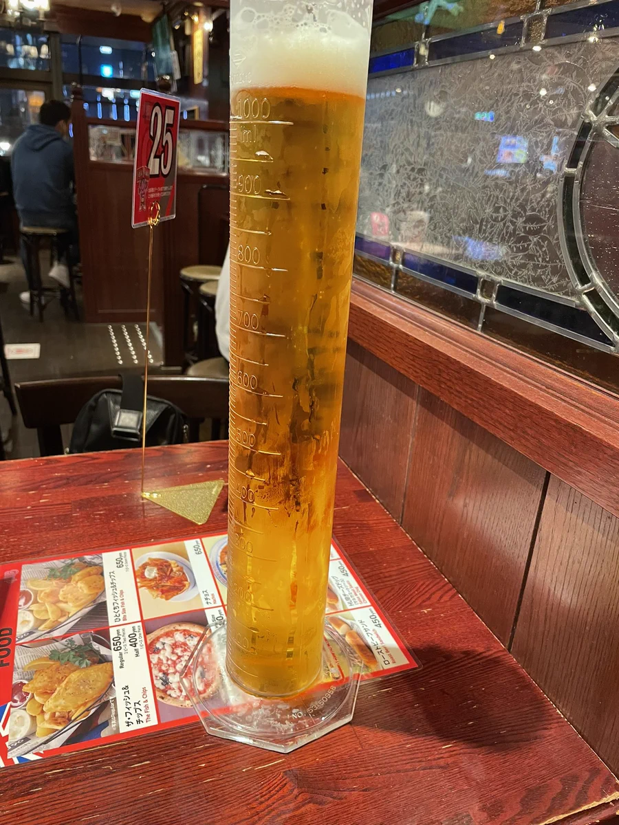 医者に「一杯だけなら」と言われたので？クソ長容器でビールを飲むwww