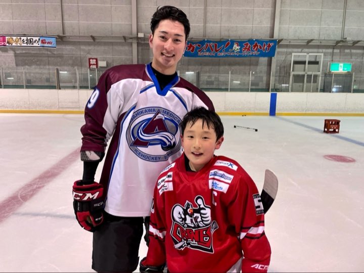 IceHockeyTORA's tweet photo. 今ホットな交流ゾーン清水町アイスアリーナのホッケータイムで矢野竜一朗選手に遭遇！U18代表を経て旭川大学在籍、横浜GRITS矢野倫太郎選手の弟さんです。https://t.co/8UzmbPHBRo https://t.co/MhcDJrqD1q