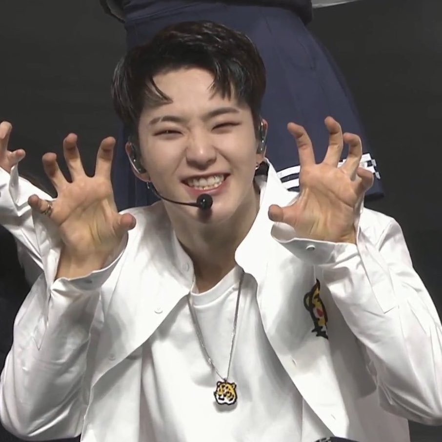 viethoshi's tweet photo. the emoticon         the emoticon owner https://t.co/KhU4QC0NVL