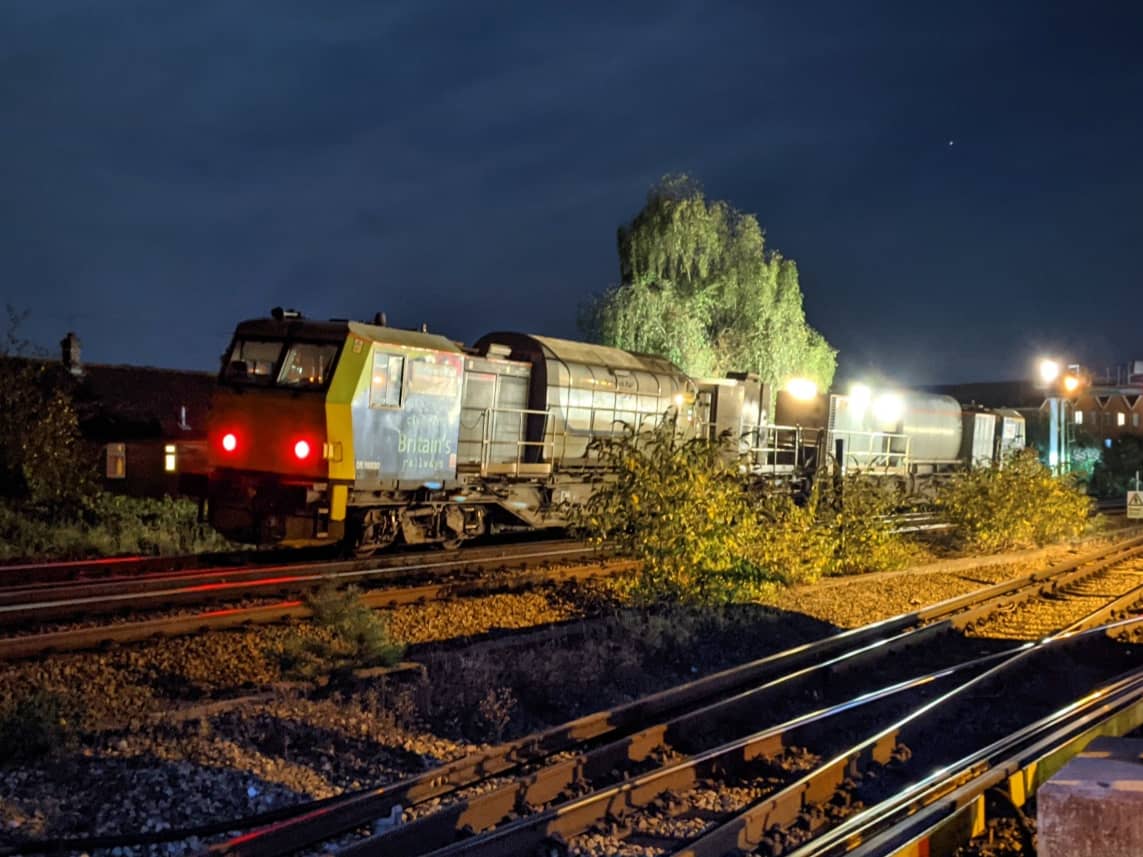 martinw02998119's tweet image. DR98930 &amp;amp; DR98980 come stand as it approaches Ashford international 16/10/21 taken from the position of safety! #windhoffmpv #windhoff #rhtt