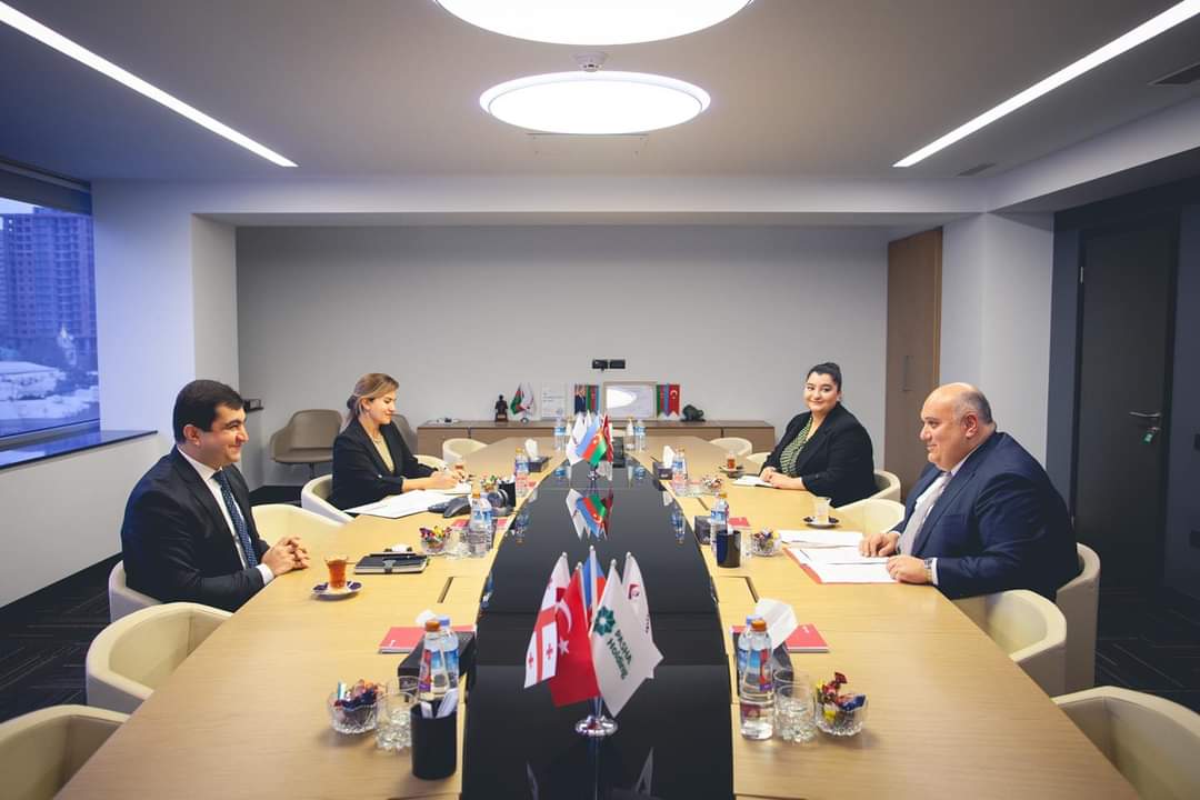 "Kapital Bank"ın İdarə Heyətinin sədri Rövşən Allahverdiyev "Yüksəliş" müsabiqəsinin mentorluq proqramı çərçivəsində layihənin qaliblərindən biri olan Fəxri Hüseynovla görüşüb.

#Yüksəliş2021 #YüksəlişMüsabiqəsi #YüksəlişSizinləBaşlasın #ÖlkəninGələcəyiniQur