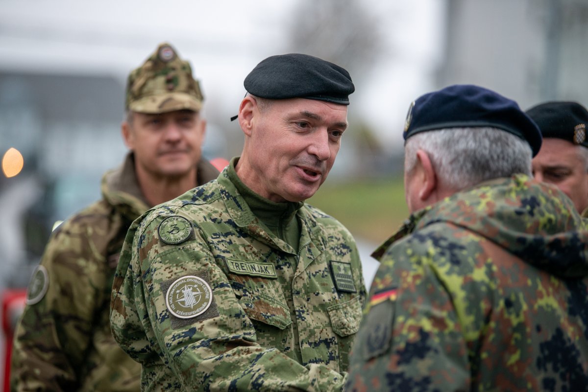 1GENLCorps's tweet photo. The commander of the Multinational Division Centre, Major General Denis Tretinjak, visited #ALSW and spoke to our commander during an office call. After he left 1GNC he went so see his own troops in their Command Post. 
#WeAreNATO #ALSW21 #TogetherWeAreStronger #MNDC #CP https://t.co/obVdHKTx2i