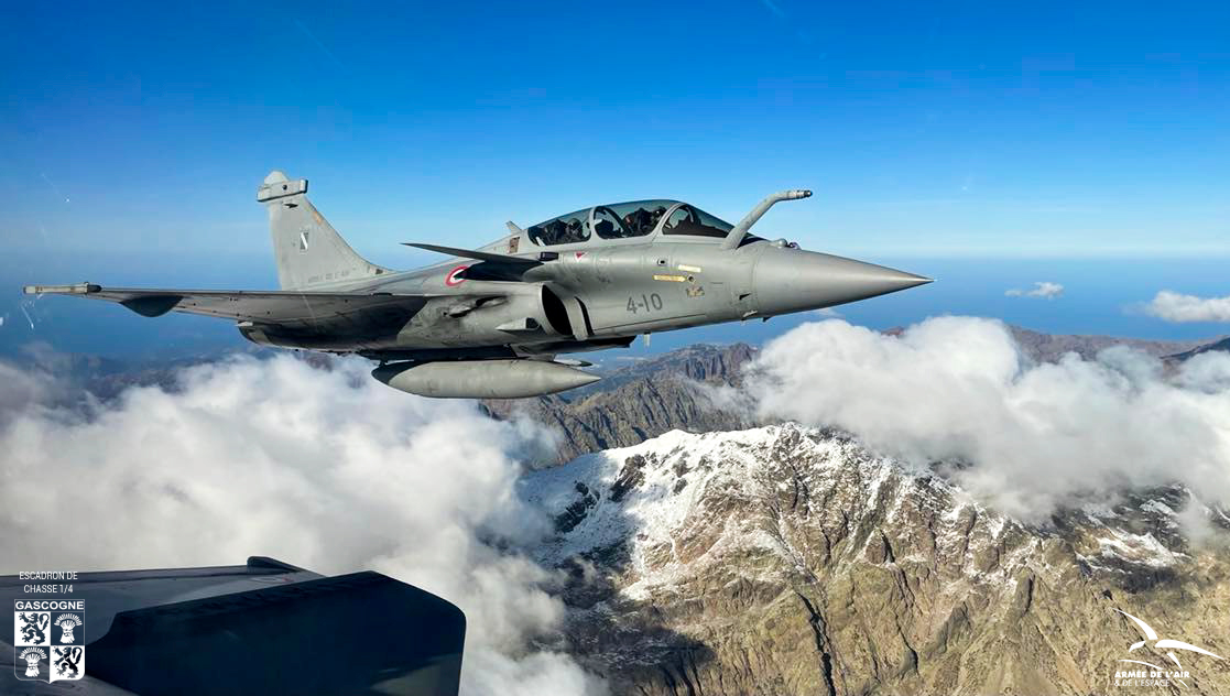 EscadronsChasse's tweet photo. Un #Rafale aux couleurs de l'#EC2_4 montre son flanc noirci après une mission de tir canon air-air. Tous les pilotes de la #4EC ont confirmé leur qualif durant cette quinzaine. https://t.co/7Vg79ZQ604