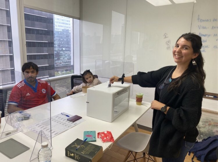 monanoke_'s tweet photo. Mi mejor amiga votando en China por Gabriel Boric. La quiero mucho 🥺🌳 #BoricPresidente2022 https://t.co/msI2tdRpD7