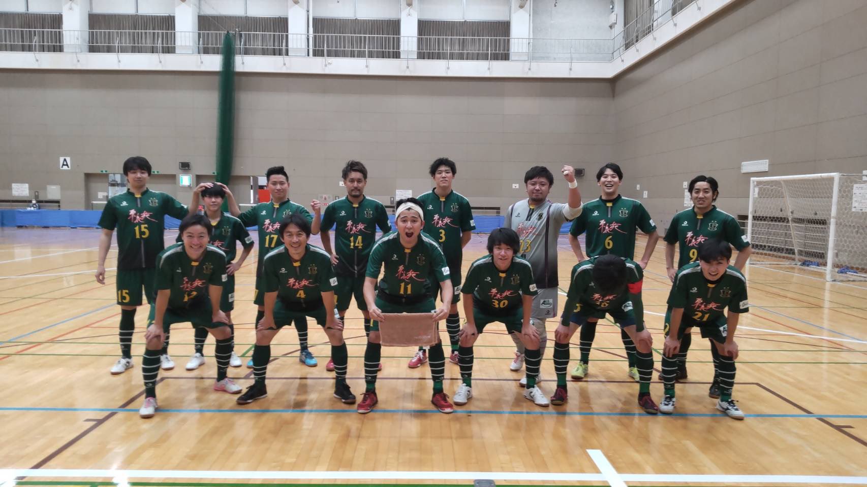D C旭川 Official 第22回北海道フットサルリーグ21 D C旭川 7 4 イブォルブ 得点 No 12 御厩 No 14 餌取 3 No 16 岡 No 17 藤田 No 30坂下 勝利です 応援ありがとうございました T Co Mxawqrqo9s Twitter