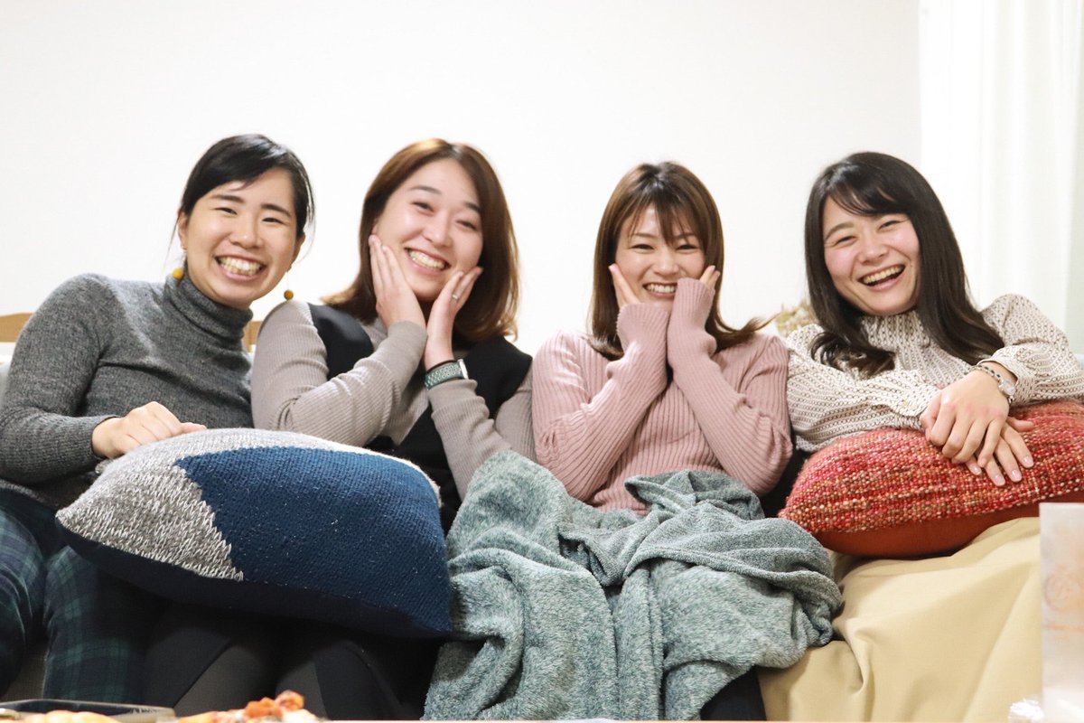 kanakayo215's tweet photo. 2年ぶりのTokyo🗼！
そして同期4人が卒業ぶりに初めてそろったの！
れいちゃんの手作りディナーをいただいて、みんなの結婚をお祝い♥️笑

7年の時間を埋めるには時間が足りなさすぎて、そして失敗と爆笑ばかりの大学時代を振り返るには、腹筋がもたなかった。笑

やっと会えた、ありがとう😭♥️ https://t.co/ovjOfYDAEF