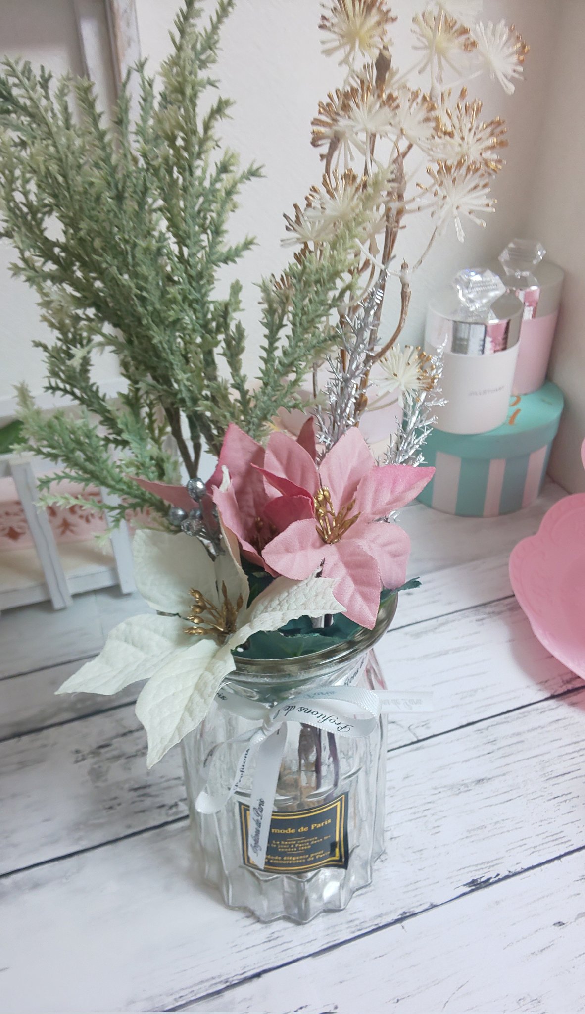 桃咲りん ダイソーで買った0円の花瓶 え 可愛い 冬っぽい造花も可愛すぎて 3購入 あと りんごのポットも可愛すぎて ダイソークリスマス ダイソー映え ダイソー購入品 ダイソー神 T Co Seerelpu1q