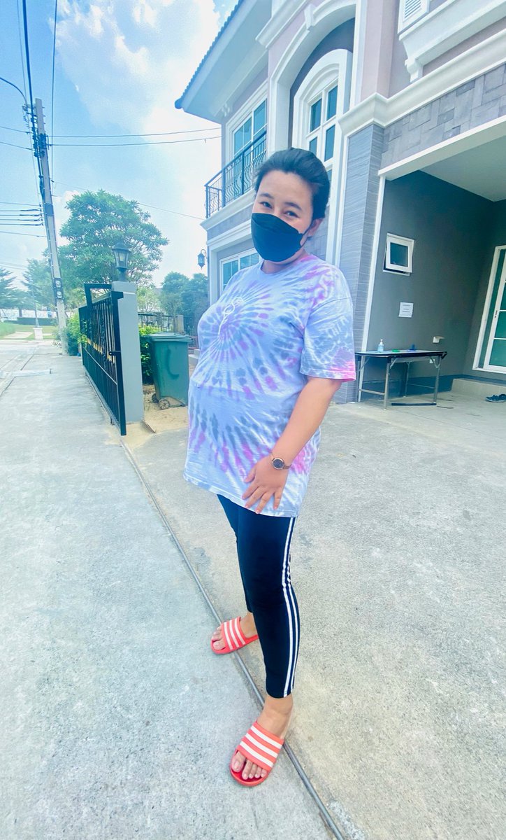 RoyalShipMTBB's tweet photo. เสื้อมาถึงสักพักแล้วนะคะ เพิ่งมีโอกาสได้ใส่ ละ Over size คือ Over size จริงๆนะ แบบคนท้องใส่ได้สบายมาก ที่สำคัญร้านแม่เจย์ฝากพรีอะไรไม่เคยผิดหวังเลยค่ะ 💜💜💜#3rd_sibling #3rd_siblingXMarktuan #รีวิวjaydaijay https://t.co/QqatbrBYwy