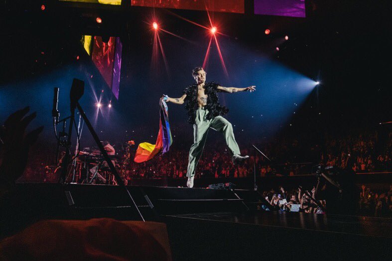 Rainbow tornado in action in LA. 📸<a href="/nikkimarieJPG/">Nikki Marie</a> with the amazing pics again. Thank you!