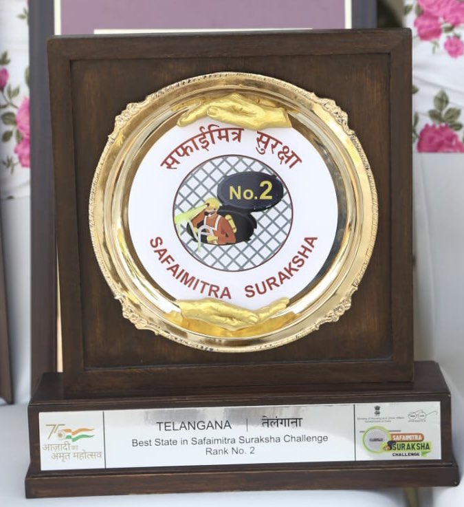 arvindkumar_ias's tweet photo. Hon’ble President of India &amp; @MoHUA_India presented #SwachhSurvekshan2021 &amp; #SafaiMitra2021 awards on 20/11/21

#Telangana state recd a total of 12 awards incl the state award (only 2 states are selected)

Minister @KTRTRS felicitated mayors/ chairpersons &amp; commissioners today https://t.co/xsUZJWKPds