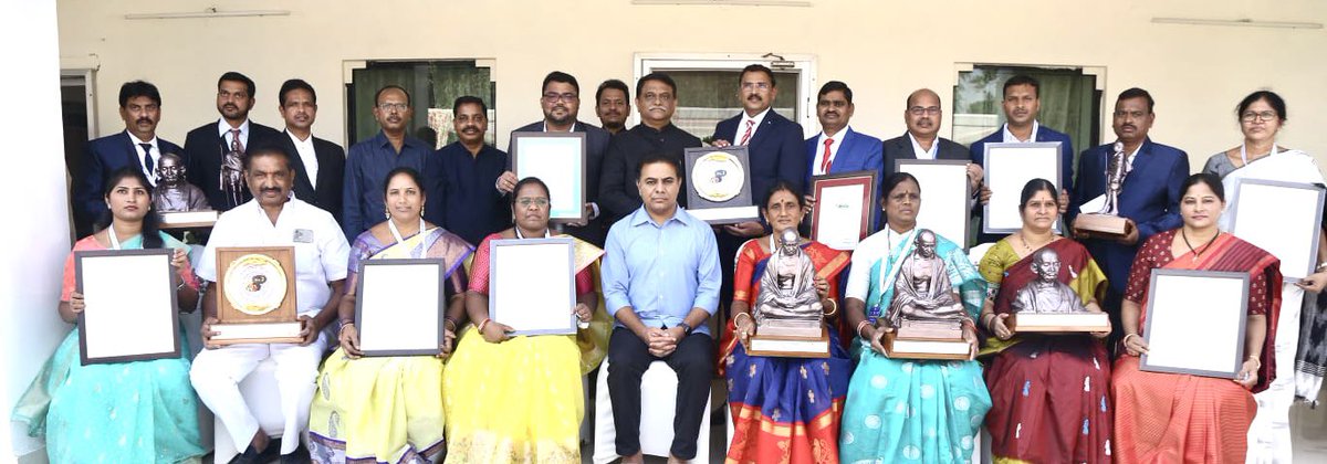 arvindkumar_ias's tweet photo. Hon’ble President of India &amp; @MoHUA_India presented #SwachhSurvekshan2021 &amp; #SafaiMitra2021 awards on 20/11/21

#Telangana state recd a total of 12 awards incl the state award (only 2 states are selected)

Minister @KTRTRS felicitated mayors/ chairpersons &amp; commissioners today https://t.co/xsUZJWKPds