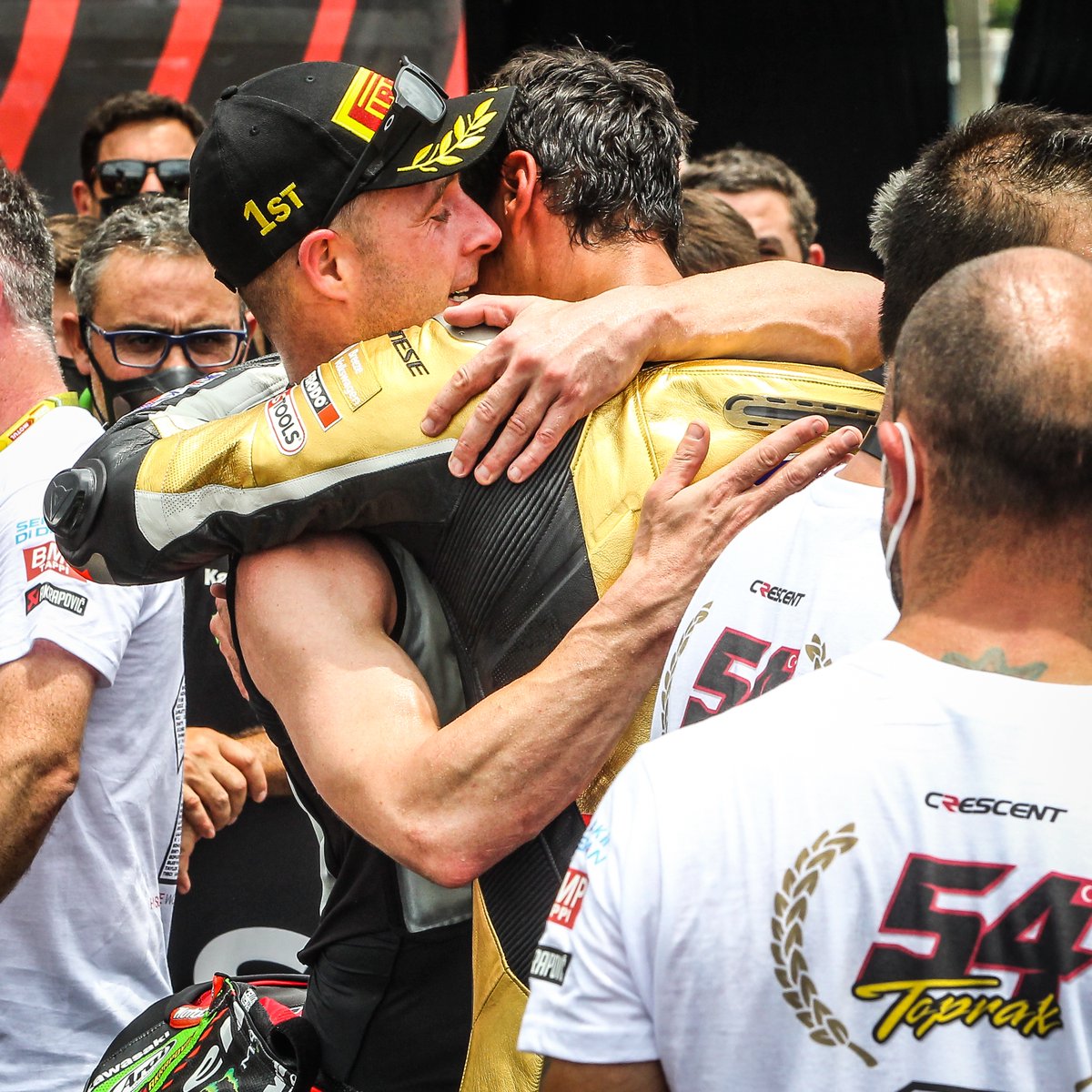 WorldSBK's tweet photo. From one World Champion to another 🏆

Total respect 🤝

#IDNWorldSBK 🇮🇩 https://t.co/UWEXRH1QbC