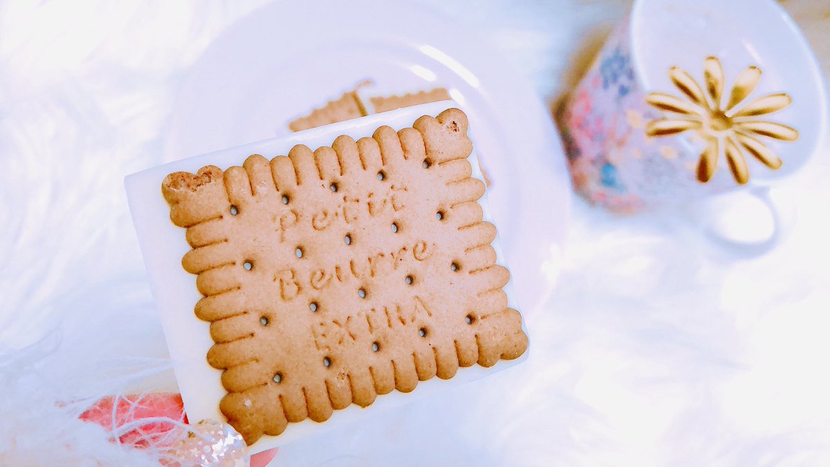 mio99yes's tweet photo. ドンキで、
９９円で買った
ホワイトチョコレートクッキーが
おしゃれでかわいくて
めっちゃ美味しい ♡♬

はー幸せっ🌸⁽⁽ଘ(*ฅ́˘ฅ̀*)ଓ⁾⁾

#fortuna
#Turco #cookie
#whitechoco
#ドンキさん買っちまったよ https://t.co/k5brn4qbrd