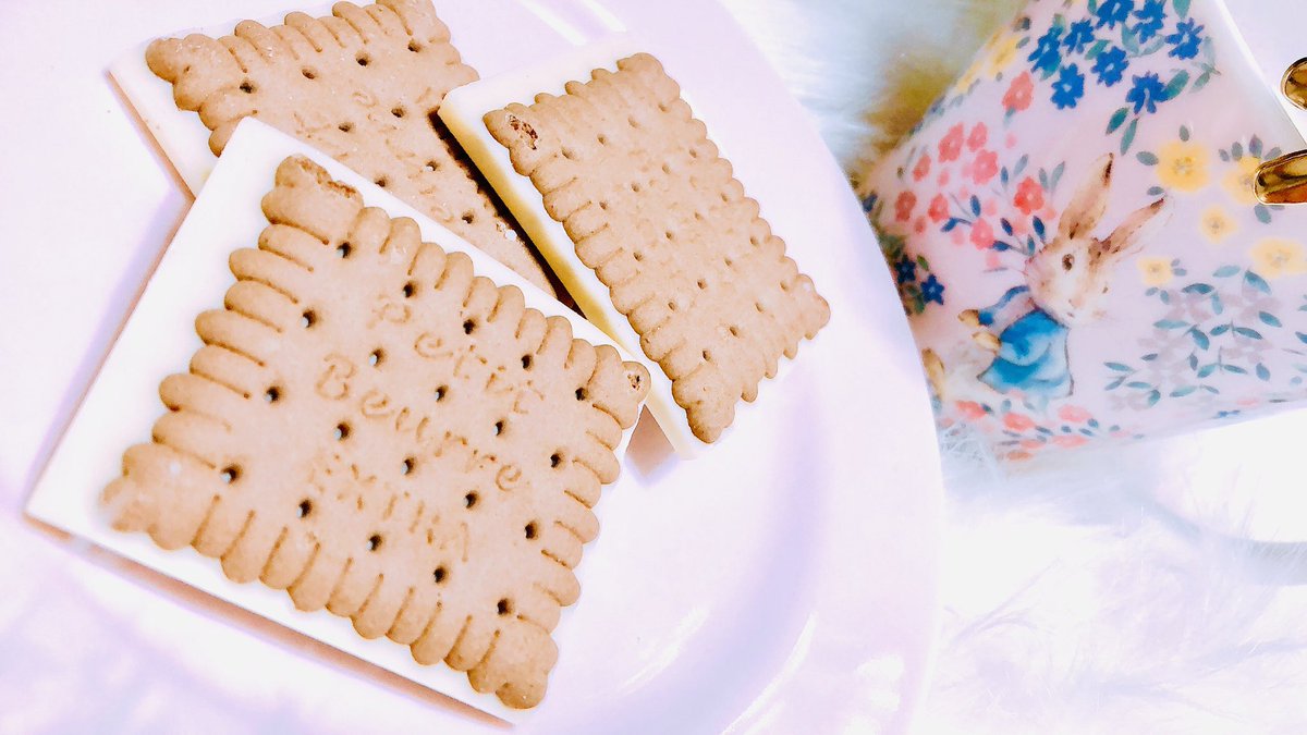 mio99yes's tweet photo. ドンキで、
９９円で買った
ホワイトチョコレートクッキーが
おしゃれでかわいくて
めっちゃ美味しい ♡♬

はー幸せっ🌸⁽⁽ଘ(*ฅ́˘ฅ̀*)ଓ⁾⁾

#fortuna
#Turco #cookie
#whitechoco
#ドンキさん買っちまったよ https://t.co/k5brn4qbrd