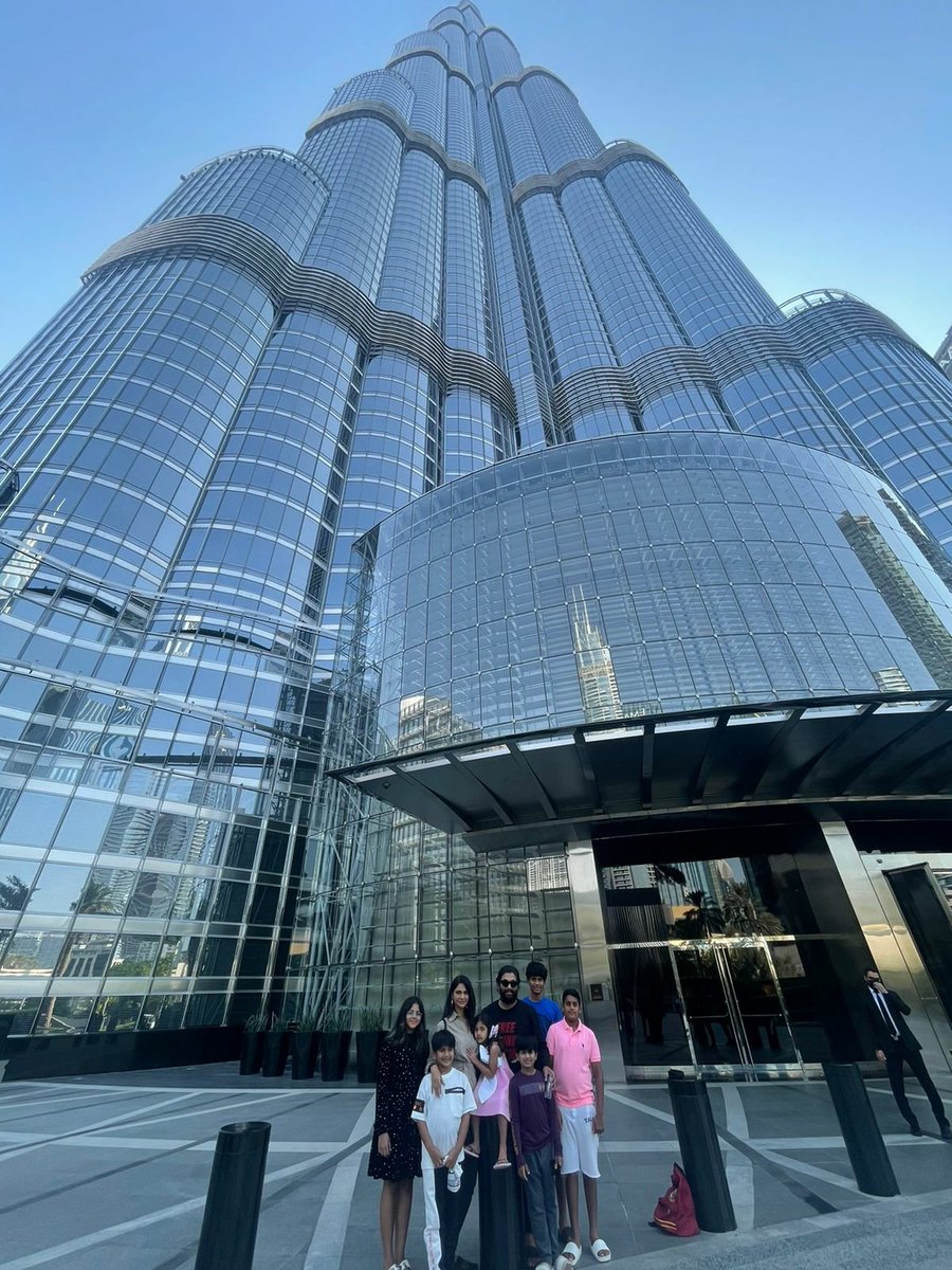 imsarathchandra's tweet photo. Emaar properties, the owners of Burj Khalifa hosted Icon Star @alluarjun and his family, and threw #AlluArha the world’s first birthday party held at the tallest level. The private floor has no public access and no birthday party has been hosted at this level until now https://t.co/Wp1Kg5EsDf