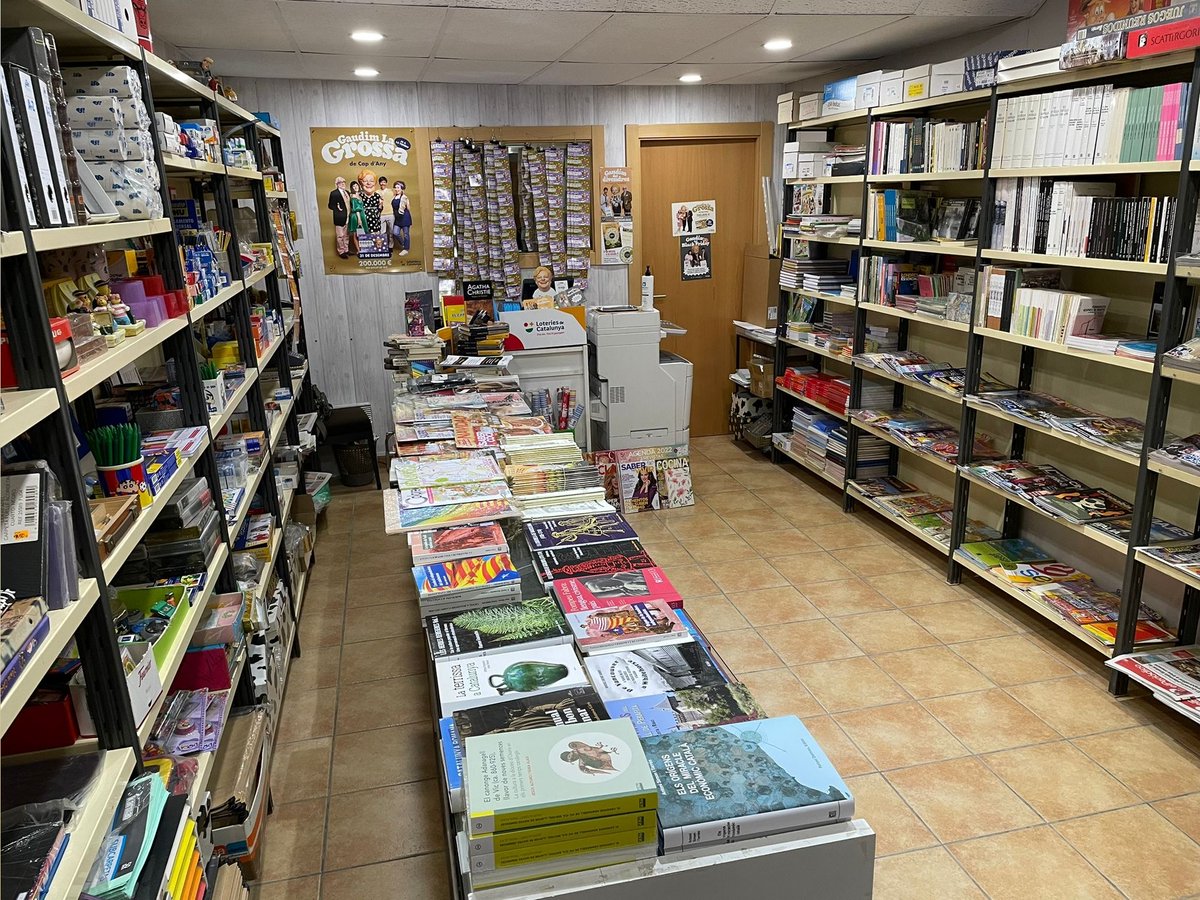 repoblem's tweet photo. La Rosa es jubila al gener i TRASPASSA la botiga/llibreria📚 que té a Olost de Lluçanès. Treballarà fins al 31 de desembre i si ningú s'anima la botiga tancarà.

Interessats:
Rosa Sucarrats: 622 37 80 10 
Botiga: 93 812 90 57

📷 Exteriors: Lluçanès Turisme. https://t.co/DIeY6FjIvY