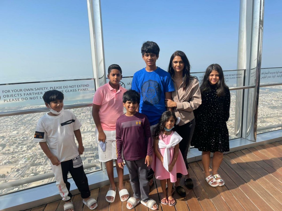 imsarathchandra's tweet photo. Emaar properties, the owners of Burj Khalifa hosted Icon Star @alluarjun and his family, and threw #AlluArha the world’s first birthday party held at the tallest level. The private floor has no public access and no birthday party has been hosted at this level until now https://t.co/Wp1Kg5EsDf