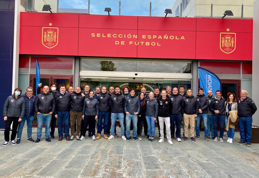 EEEsquí tweet media