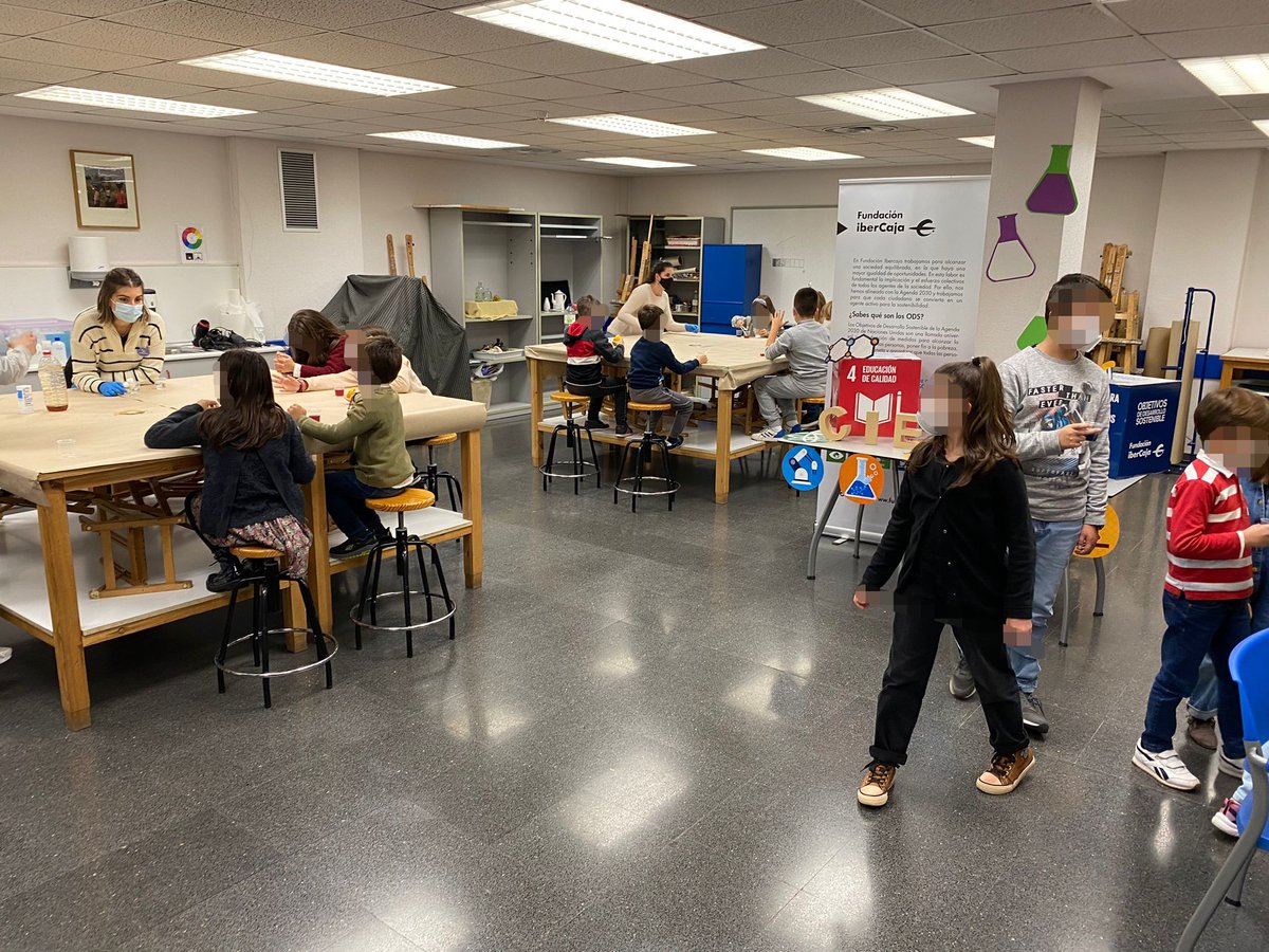 origamigu's tweet photo. El pasado viernes 19N, @AleGuedeja, Ana, Alba, Laura y @balookas fueron hasta @IbercajaSocial para enseรฑar a peques cรณmo combinar litografรญa y electrodeposiciรณn para fabricar nanomateriales.๐ค๐ค
@Fisicas_UCM @IMDEA_Nano ๐๐งฒ๐ฉโ๏ธ๐ฌ
#mesdelaciencia #LucasLab #Guadalajara https://t.co/4ArG5RlooB