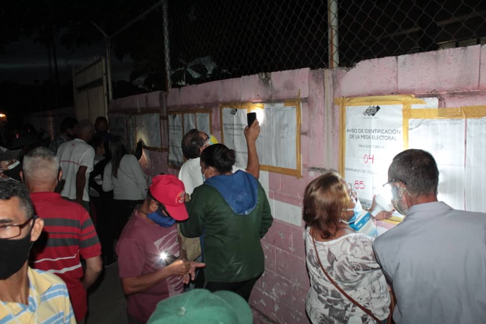 927POSITIVAFM's tweet photo. #21Nov Alcalde y Candidato a la reelección por el Gran Polo Patriótico en el Mcpo #Libertador, @regulolacruz  recorrió los centros de votación del Municipio donde desde horas de la madrugada electores se encuentran en cola para participar en las Megaeleciones 2021 #Aragua https://t.co/cTch6A3bvr