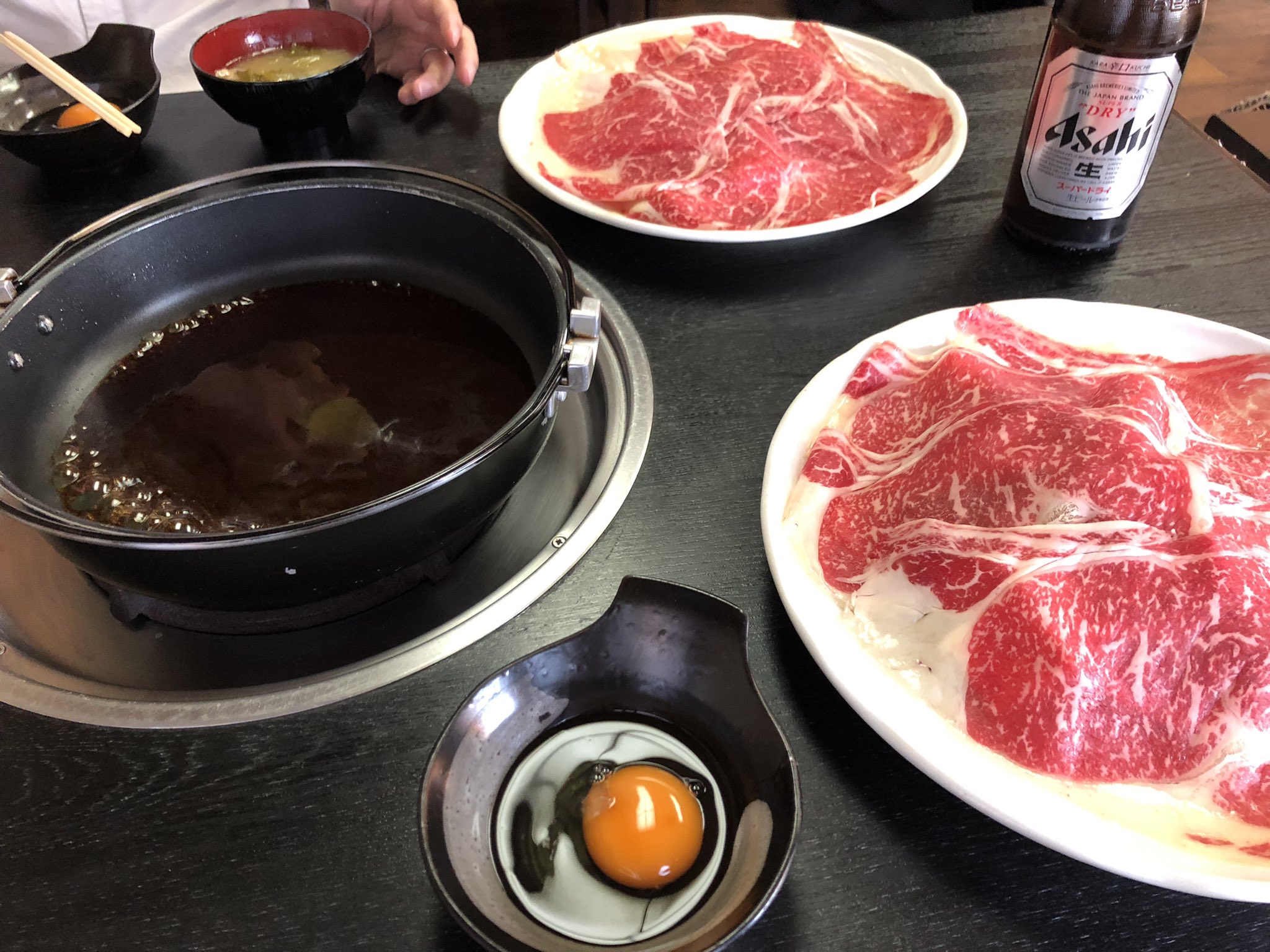 せつないオトナの会 大好きなお店 西巣鴨 しゃぶ辰 ここは一人鍋 一人すき焼き ができるのですが昨日は2階に通されてしまい 2階はテーブルにコンロひとつなので2人とも同じものに ランチのすき焼き1100円 玉子ごはん味噌汁おかわり自由でうどんも