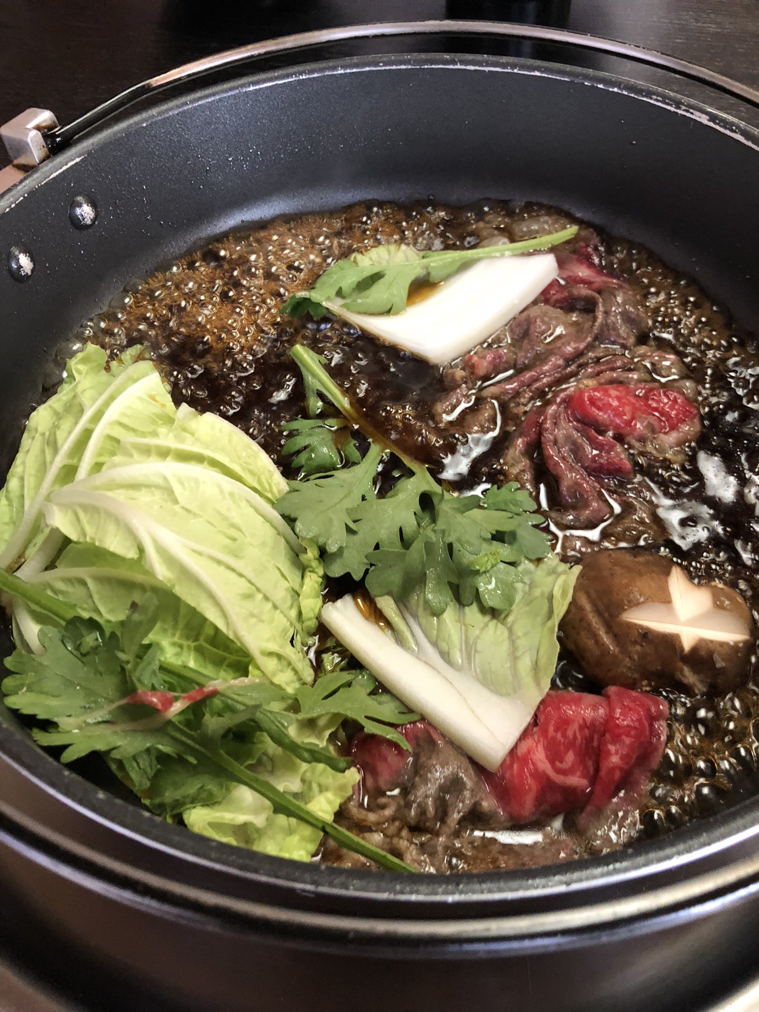 せつないオトナの会 大好きなお店 西巣鴨 しゃぶ辰 ここは一人鍋 一人すき焼き ができるのですが昨日は2階に通されてしまい 2階はテーブルにコンロひとつなので2人とも同じものに ランチのすき焼き1100円 玉子ごはん味噌汁おかわり自由でうどんも