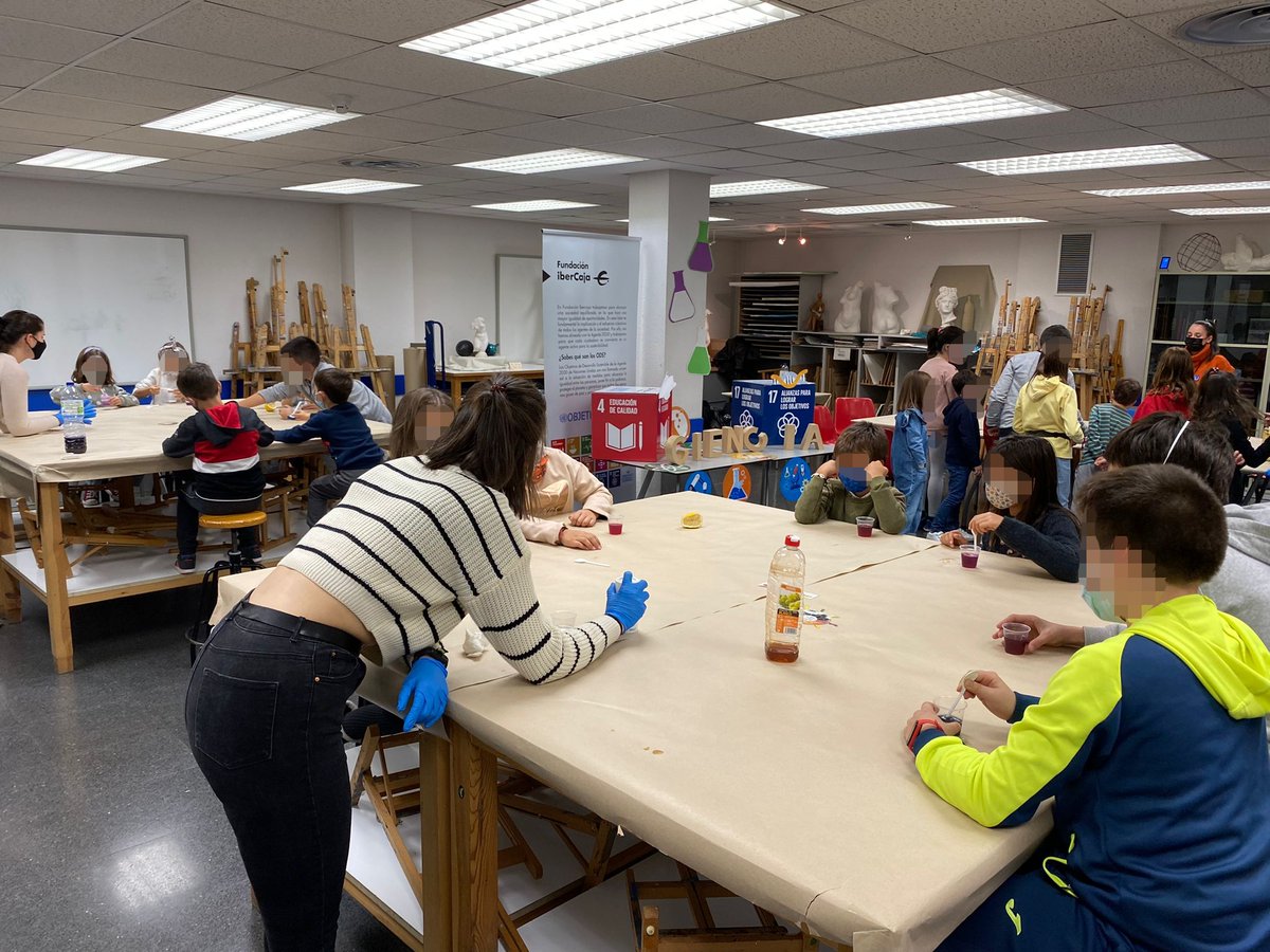 origamigu's tweet photo. El pasado viernes 19N, @AleGuedeja, Ana, Alba, Laura y @balookas fueron hasta @IbercajaSocial para enseรฑar a peques cรณmo combinar litografรญa y electrodeposiciรณn para fabricar nanomateriales.๐ค๐ค
@Fisicas_UCM @IMDEA_Nano ๐๐งฒ๐ฉโ๏ธ๐ฌ
#mesdelaciencia #LucasLab #Guadalajara https://t.co/4ArG5RlooB