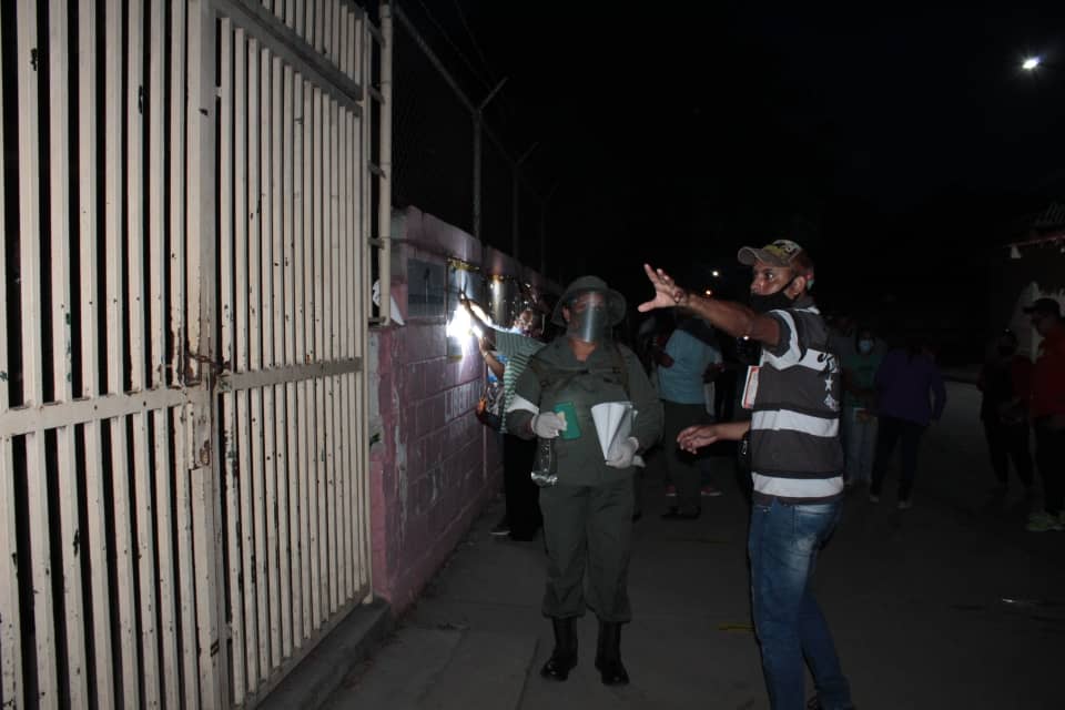 927POSITIVAFM's tweet photo. #21Nov Alcalde y Candidato a la reelección por el Gran Polo Patriótico en el Mcpo #Libertador, @regulolacruz  recorrió los centros de votación del Municipio donde desde horas de la madrugada electores se encuentran en cola para participar en las Megaeleciones 2021 #Aragua https://t.co/cTch6A3bvr