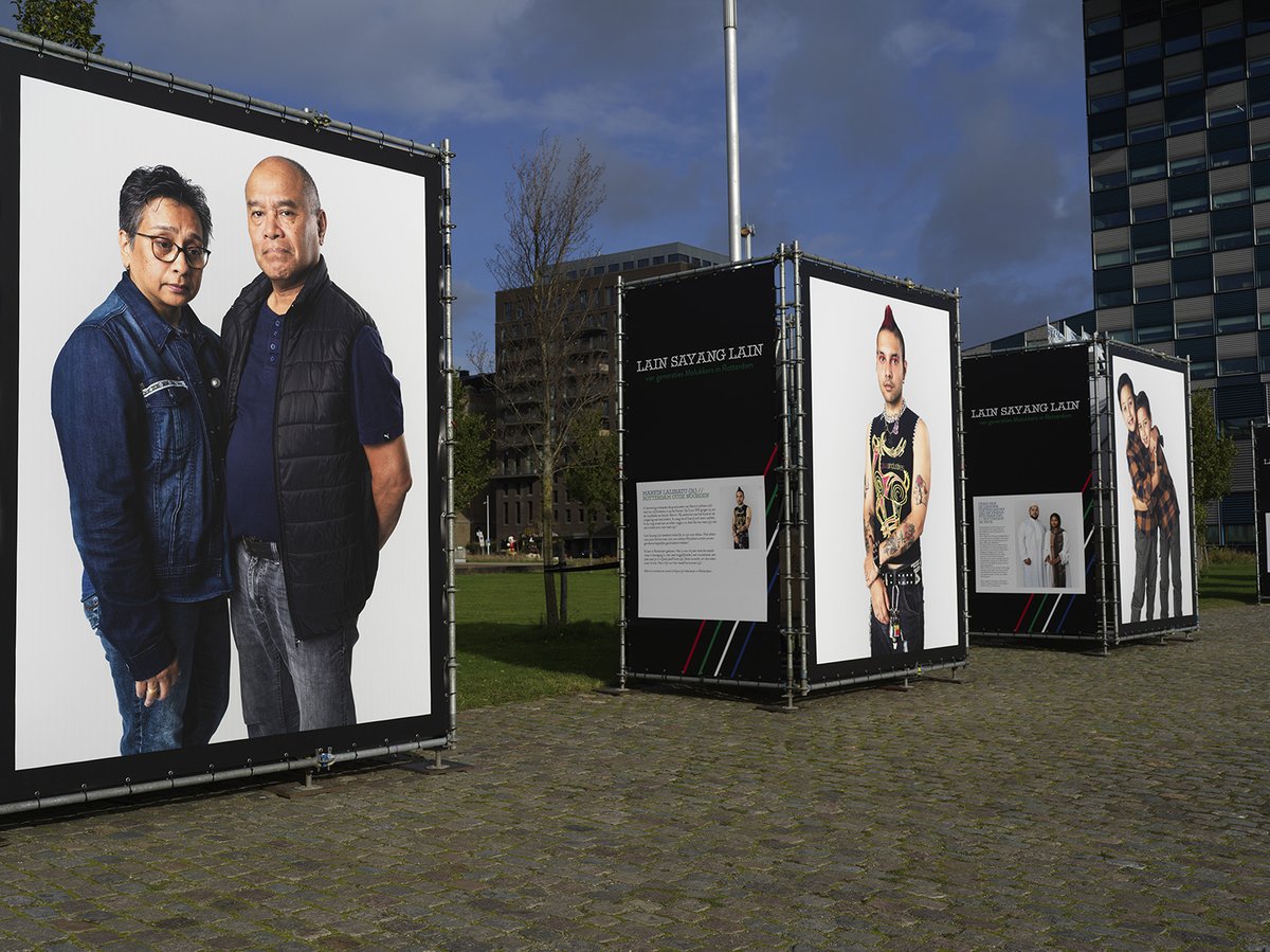 Suzanne_Liem's tweet photo. Het is mooi weer! Vanmiddag om 14.00 uur ben ik met Rotterdamse #Molukkers Helena en Mozes Hitharie-Pattinama (links op de foto) op de #Lloydkade in #Rotterdam voor een korte persoonlijke #rondleiding. Expo #LainSayangLain #fotoexpo #fotografie #expo #coronaproof https://t.co/DPj6h26Sai