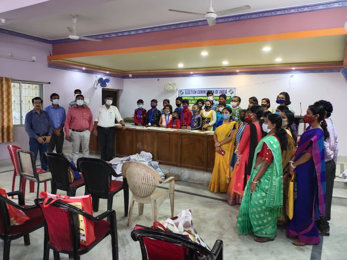 CEOWestBengal's tweet photo. Participants of Sit &amp; Draw Competition on Special Campaign Day as a part of SVEEP activity regarding SRER, 2022 at Raiganj, Uttar Dinajpur District.
@SpokespersonECI @ECISVEEP @rajivkumarec https://t.co/XdgZOhXpiO