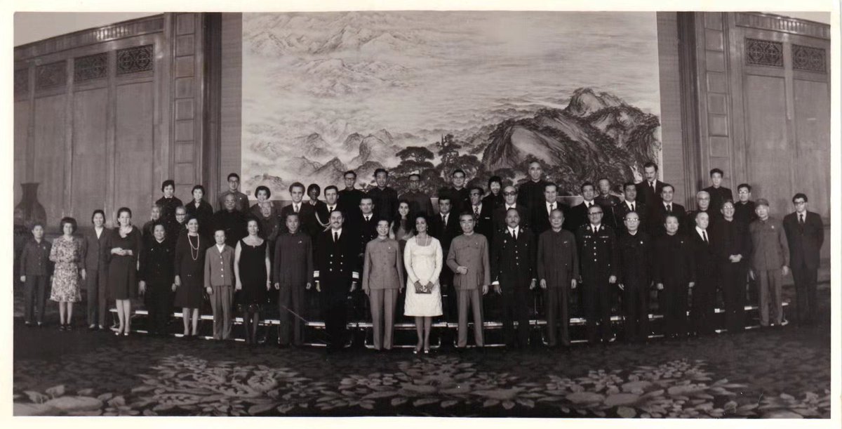 chinaes1planeta's tweet photo. Estas 2 fotos pertenecen al álbum personal de un ex diplomático chino. En ambas fotos hay tres personajes claves: El premier Zhou Enlai, Jiang Qing, esposa del presidente Mao Zedong, y la peruana María Consuelo Gonzales Posada. ¿Quién es ella? Abro 🧵 de seda. https://t.co/e8q2bPECL6