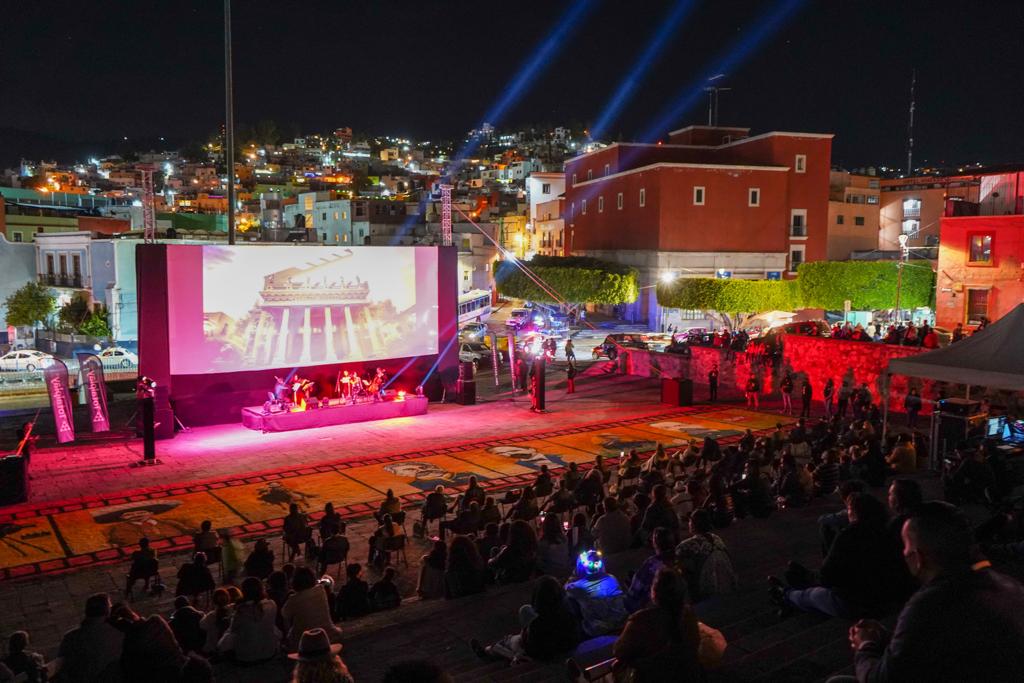 BJXfest's tweet photo. ¡Increíble! El concierto de @MorgannaLove acompañada por el Cuarteto Scherzo la noche de ayer en explanada de la Alhóndiga de Granaditas.
¡Muchas gracias por compartirnos su gran talento!
#bjxescine #concierto #morgannalove #bjxfest #guanajuato #bjx #festivaldecine #cinemexicano https://t.co/EomqCy6RtU
